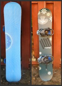 Une planche de snowboard avec une face bleue et une face brune avec des fleurs
